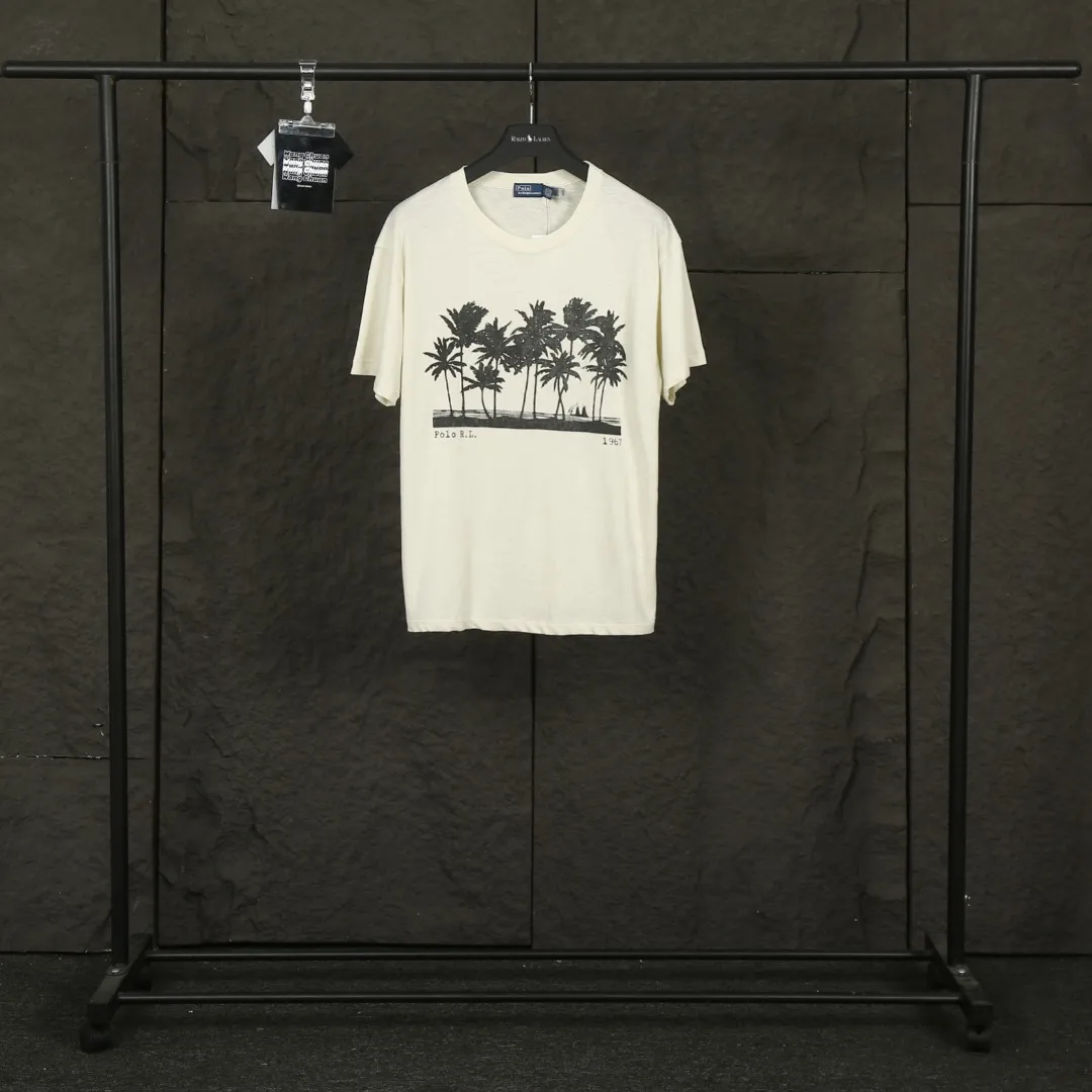 P124 Actual photo [Hot in summer] Style number: 25050# Color: Mi Xing Size: S to XL - Ralph Lauren/Ralph Lauren 2025SS Summer new Hampton coastal style island coconut tree soft slub cotton short-sleeved Tee - Correct and short version The upper body is more proportional ✅ - Original consistent warp and weft slub cotton, soft and comfortable with a sense of laziness ✅ - RL 25 new coconut tree printed cotton Tee The resort-style coconut tree and island pattern print on the chest enriches the visual beauty. The apricot color and the texture of the bamboo fabric have a very lazy summer style. The loose and short version is not picky about your body shape and brings out the Instagram atmosphere. Highly recommended.